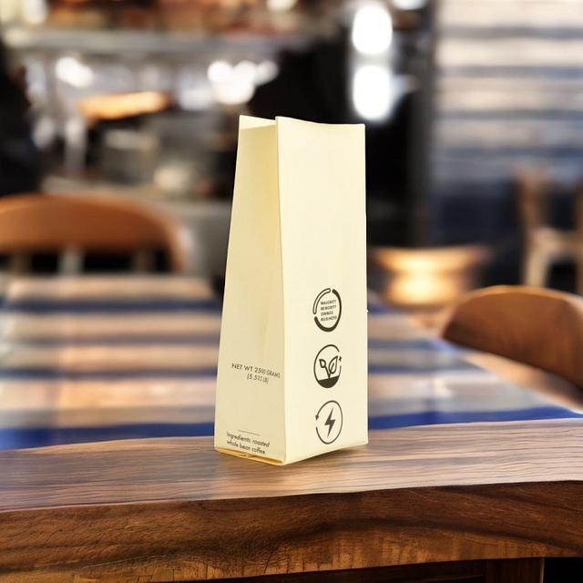 Recycelte Kaffeebeutel aus mattschwarzem Kraftpapier mit flachem Boden und Ventil, 1 kg mit individuellem Logodruck