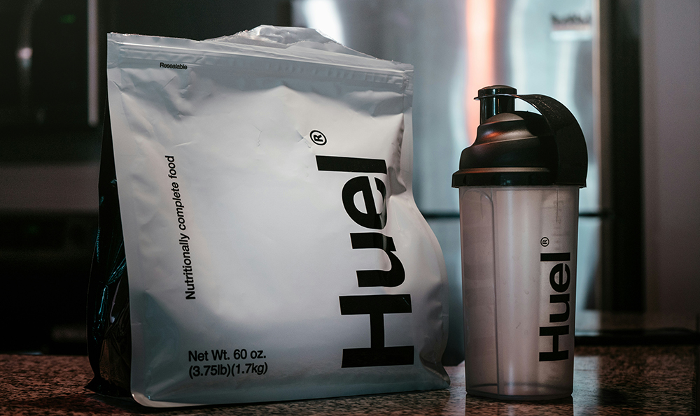 So &ouml;ffnen Sie den Molkenproteinbeutel