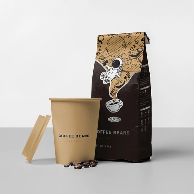 Nachhaltige mattschwarze Kaffeebeutel im minimalistischen Design mit Kastenboden und Ventil