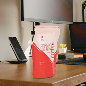 Tragbare Kaffeemaschine mit hängendem Ohr und Ausgussbeutel für die Kaffeezubereitung unterwegs